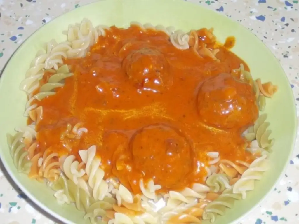 Паста с томатным соусом и фрикадельками с сырной начинкой