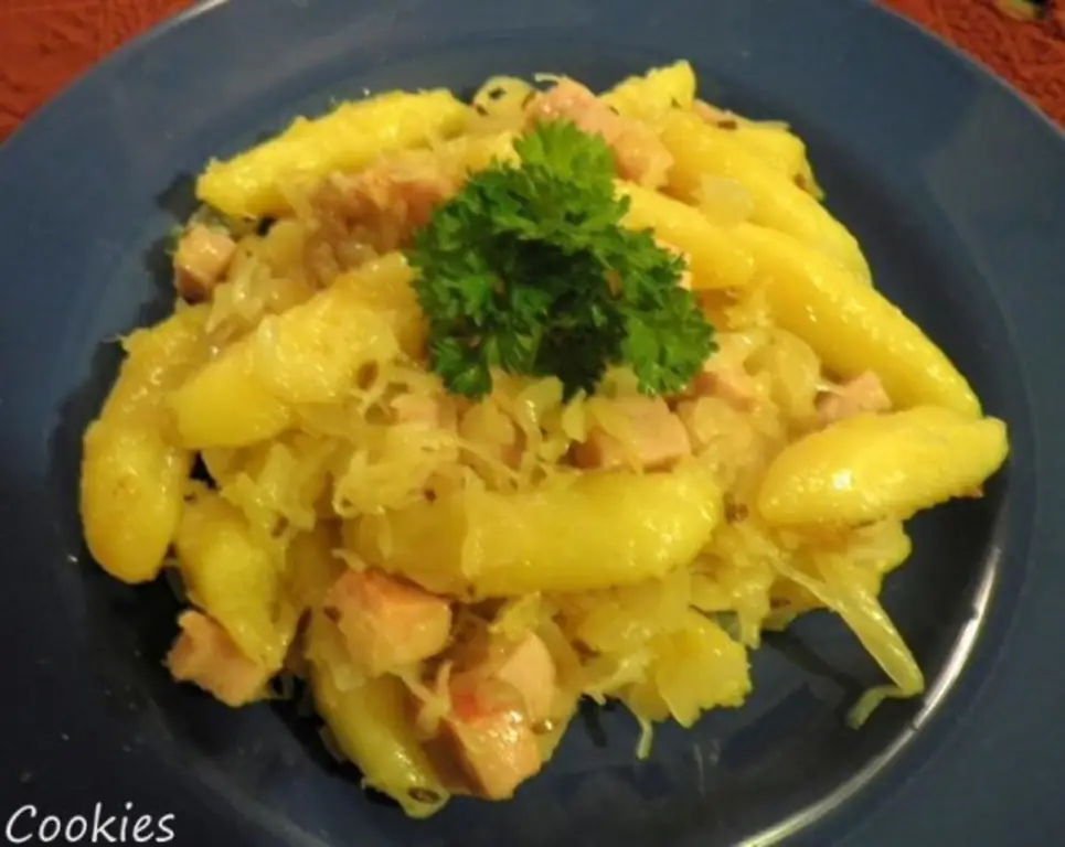 Schupfnudelpfanne с касслером и квашеной капустой