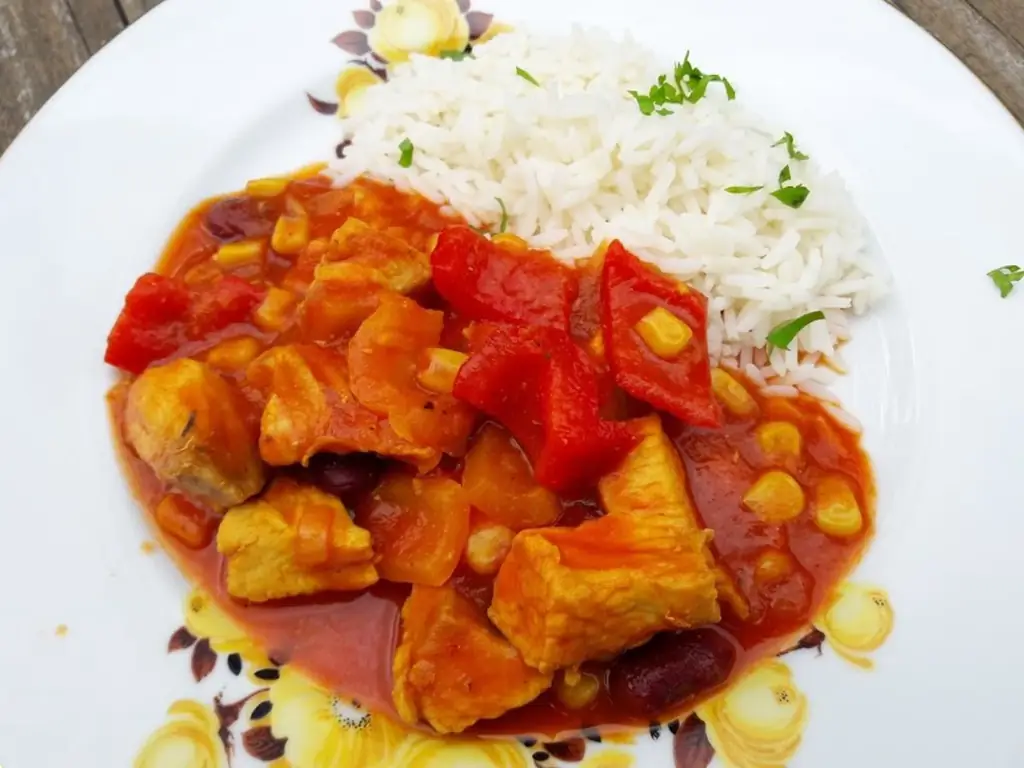 Гуляш из индейки с кукурузой и перцем