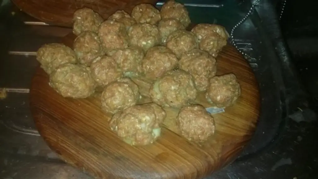 Чевапчичи с мясным фаршем, смешанным и мелко нарезанным чесноком