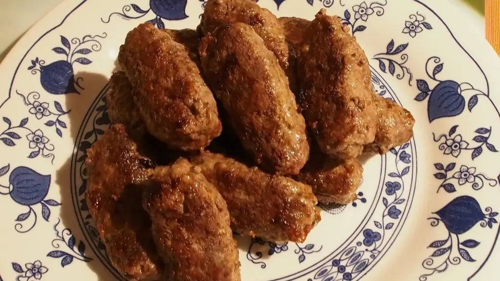 Чевапчичи, смешанная с зубчиком чеснока и мясным фаршем