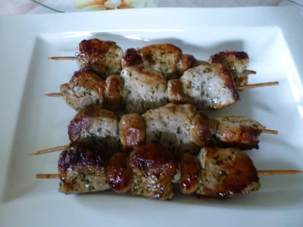 Маринованные мясные шашлычки со сливочным салатом из макарон