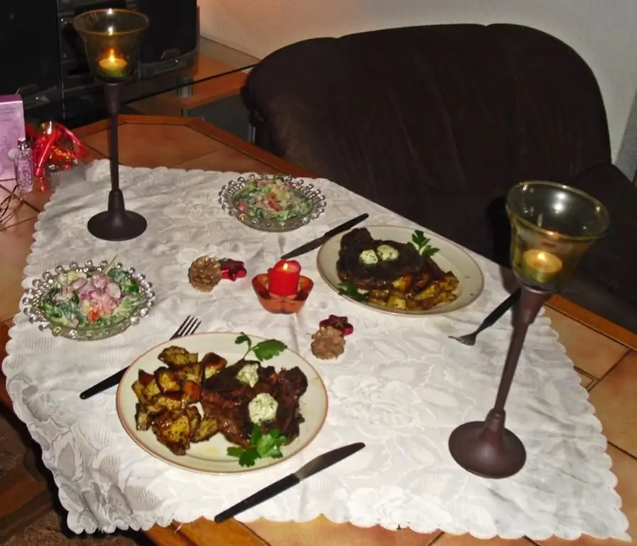 Антрекот с салатом и картофельными дольками