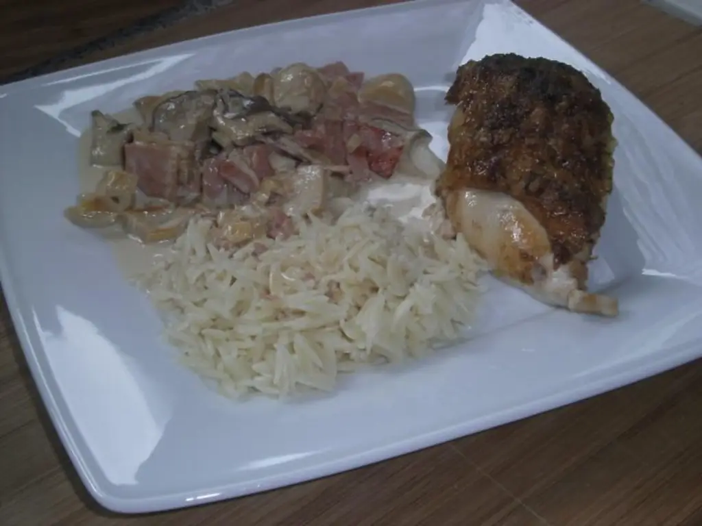 Куриные грудки с кожей и костями