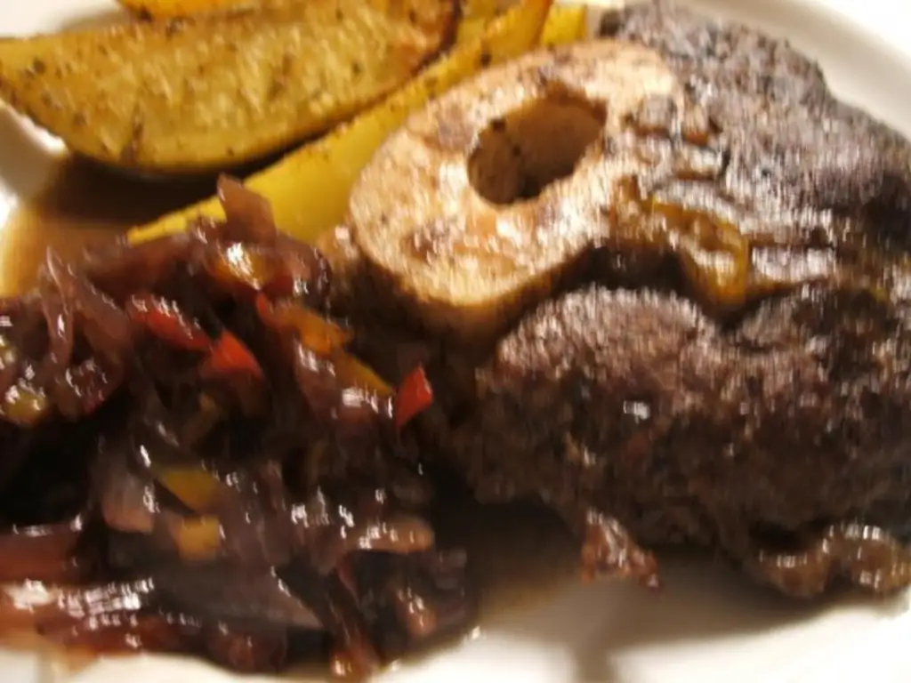 Мясо: Тушеные ножки с луковым джемом
