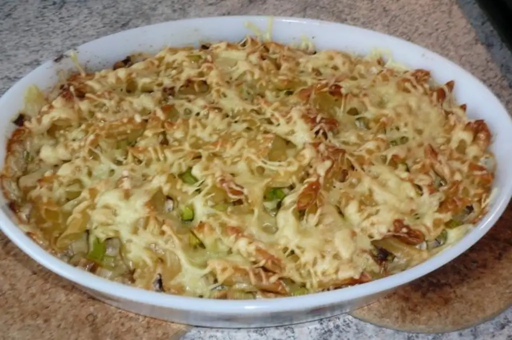 Запеканка: Пенне со свининой и луком-пореем