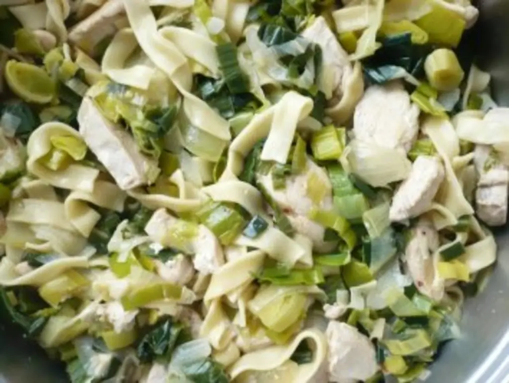 Паста с луком-пореем и куриной грудкой