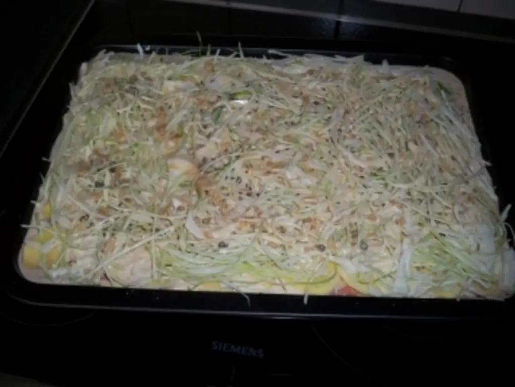 Запеканка из капусты, фарша и картофеля с пивом и сливками
