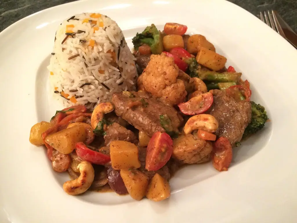 Красное карри с филе говядины, цветной капустой и брокколи