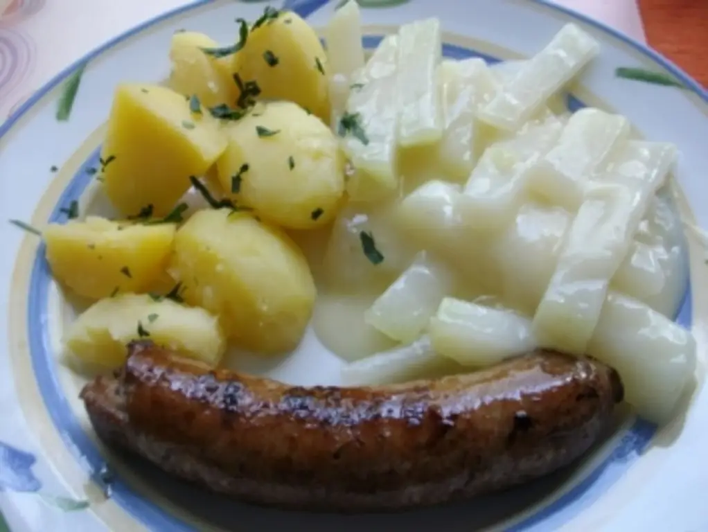 Братвурст с кольраби и картофелем