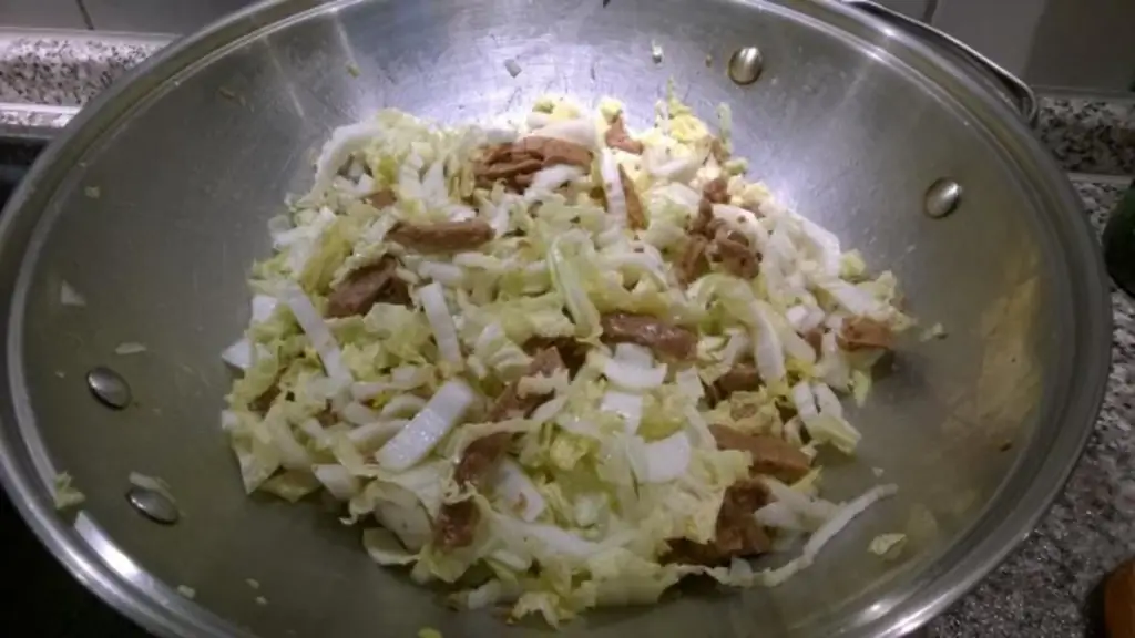 Пекинская капуста из вока с овощами