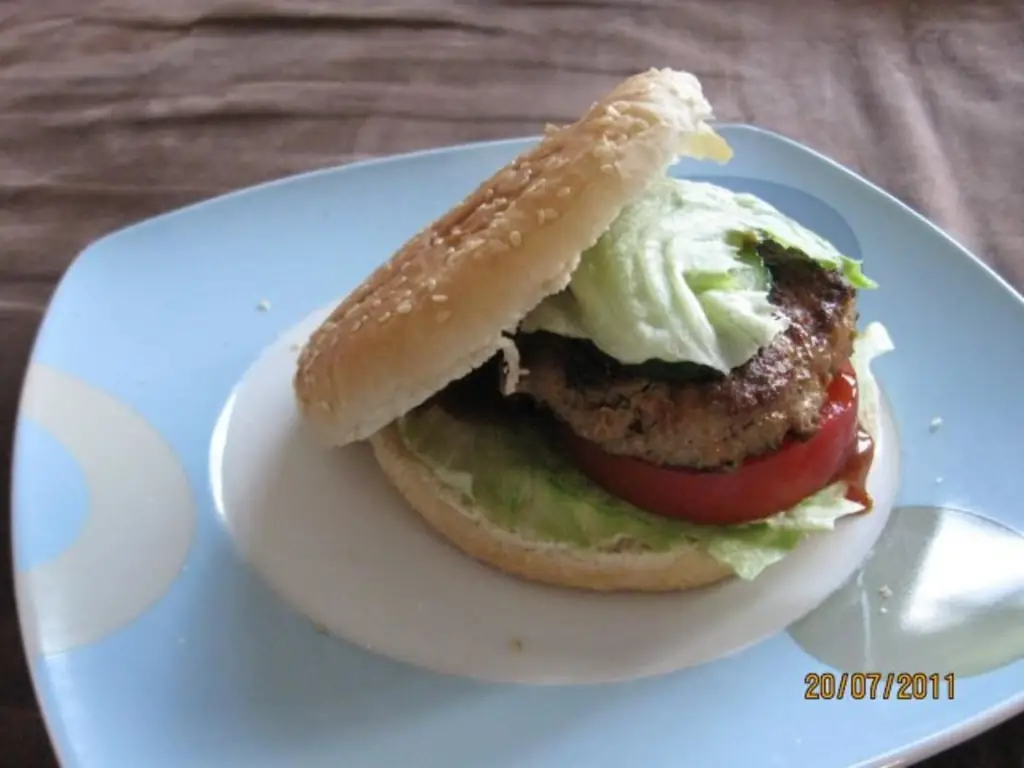 Гамбургер с булочкой и морковью