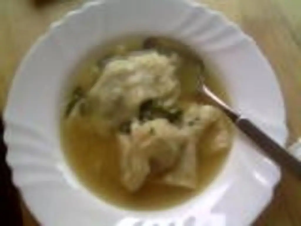 Maultaschen со свежим шпинатом и луком