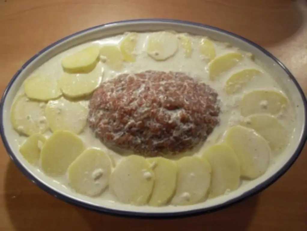 Фаршированный мясной рулет с картофельным гратеном