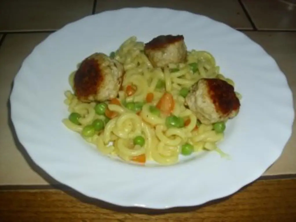 Паста с фрикадельками и карри