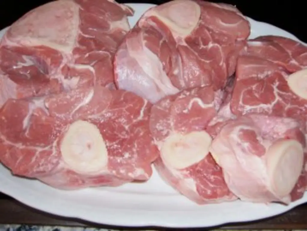 Особуко с луком и зубчиками чеснока