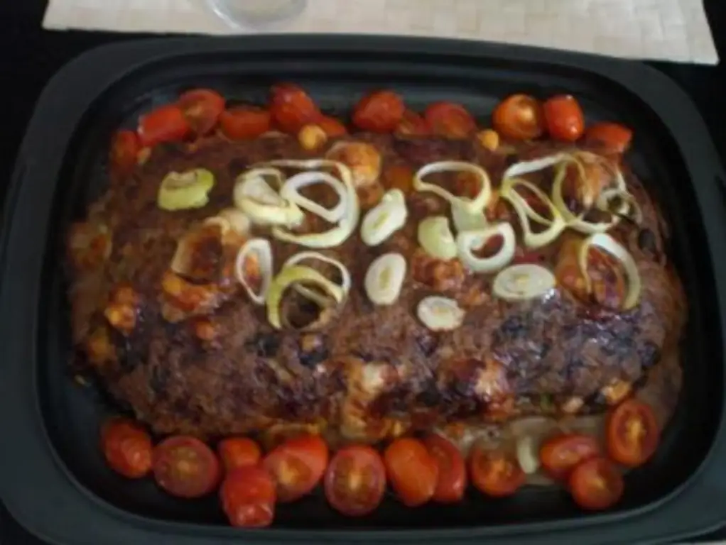 Мясной рулет с овощами, салями и сыром
