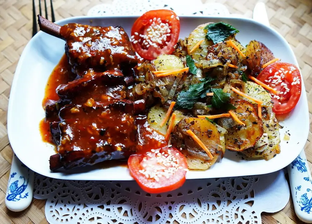 Мясные ребрышки с острым жареным картофелем