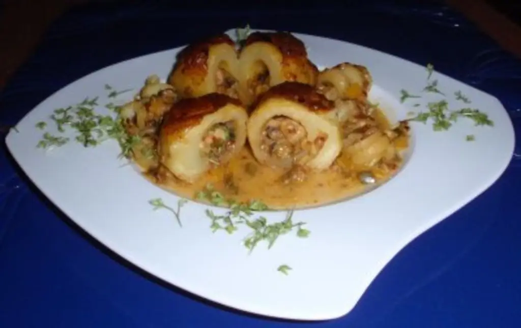 Фаршированный картофель, приготовленный в духовке