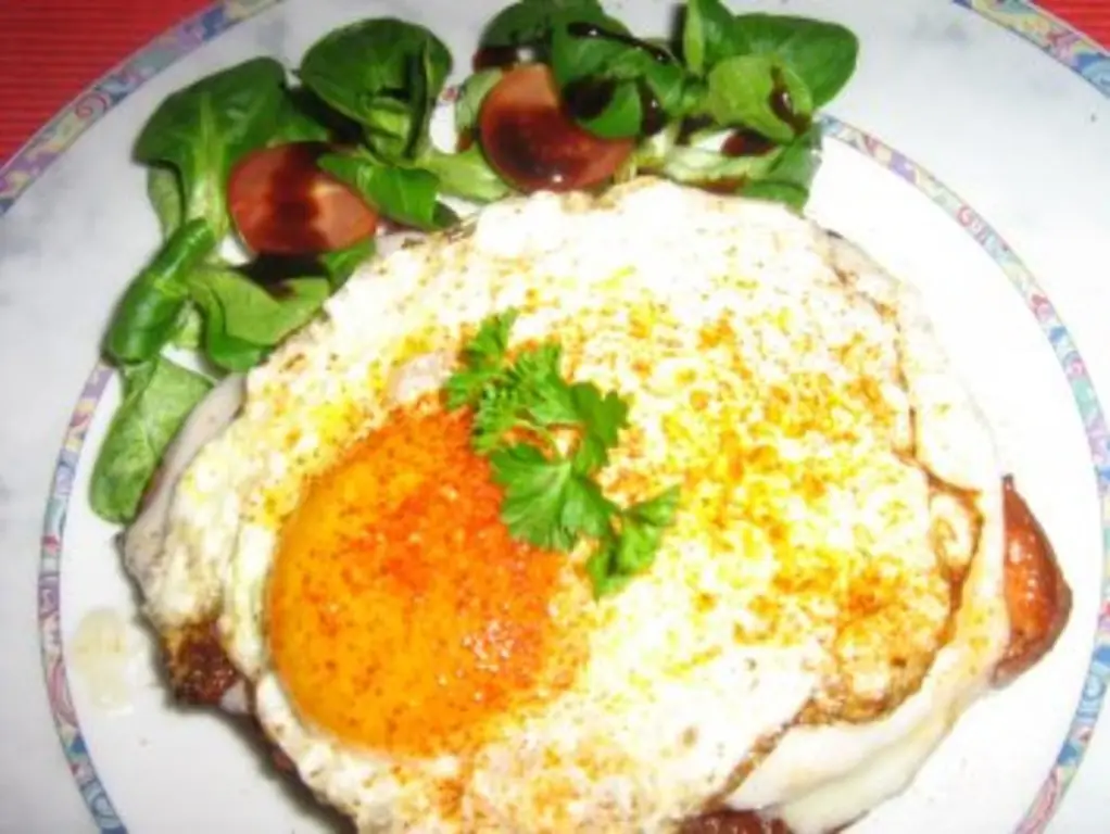 Запеченный мясной рулет на тосте, с козьим сыром и яйцом