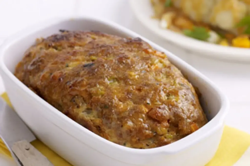 Мясной рулет с цветной капустой по-польски