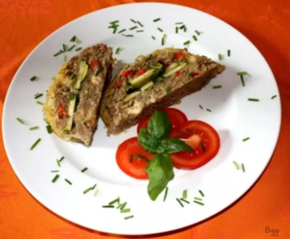 Фаршированный мясной рулет с цукини и картофельной корочкой