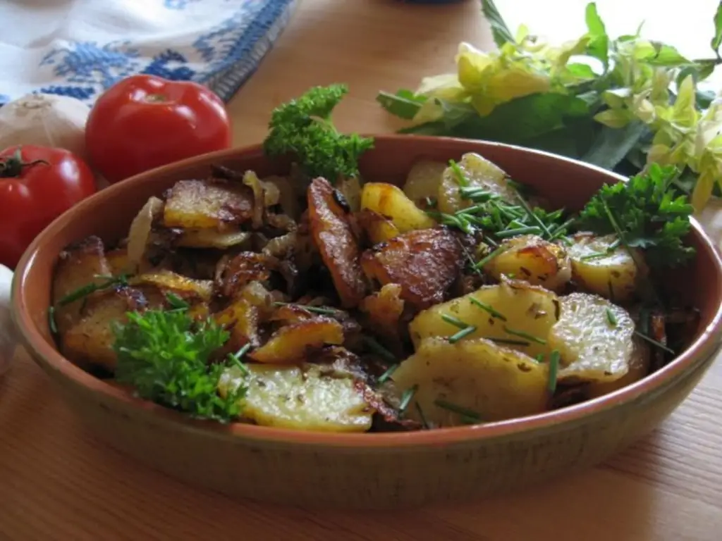 Жареный картофель с большим количеством лука