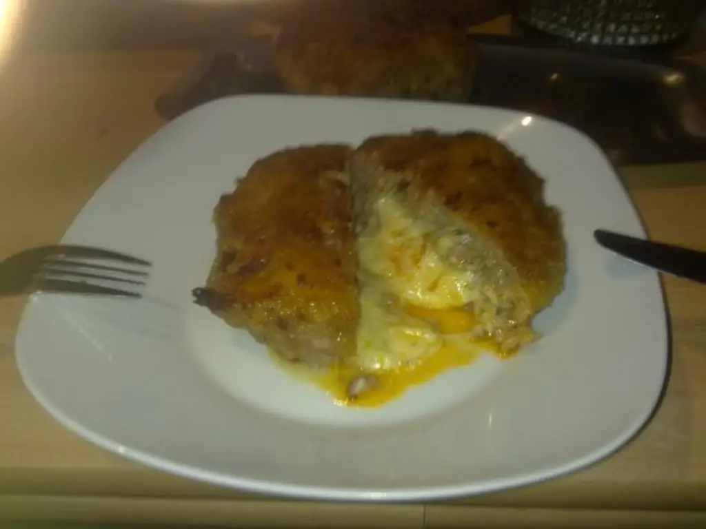 Мясной рулет с сырной начинкой и луковым соусом