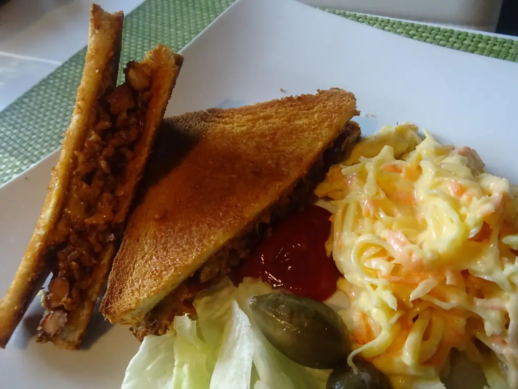Сэндвич Sloppy Joe с салатом из капусты и кетчупом