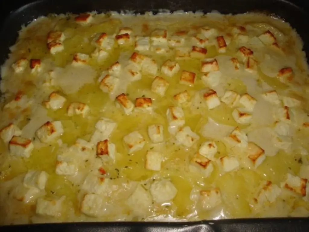 Картофельная запеканка с фаршем и сыром фета
