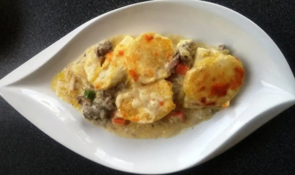 Картофельный гратен с мясным фаршем на подушке из овощей