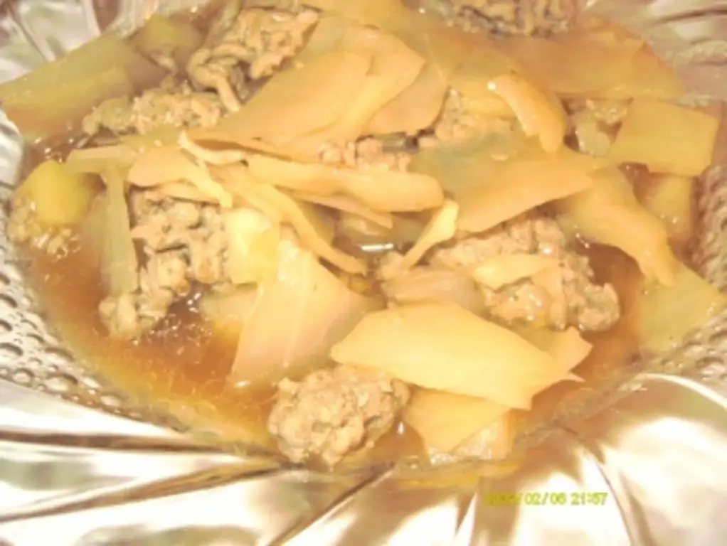 Слоеная капуста, приготовленная с белокочанной капустой (белокочанной) и смешанная с мясным фаршем