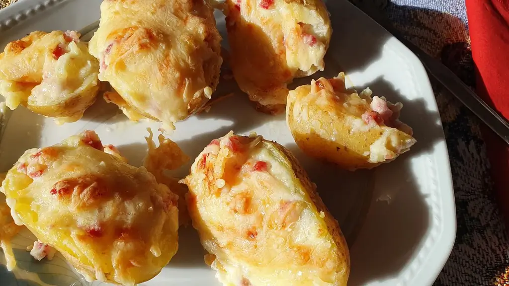 Печеный картофель, фаршированный сыром раклет