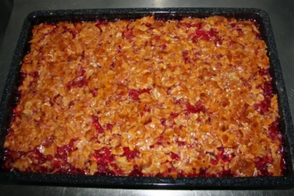 Торт из черной смородины с миндальной крошкой