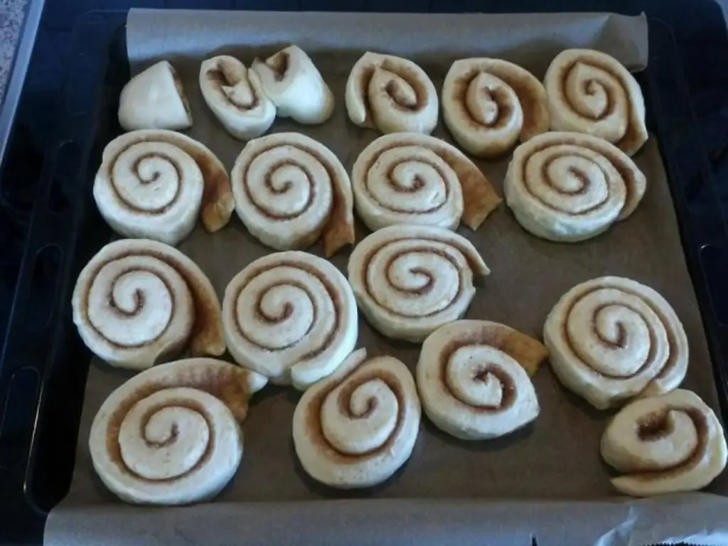Булочки с корицей с молоком и рама или маслом