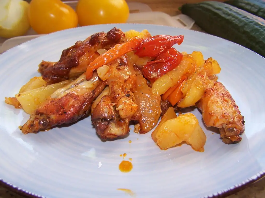 Куриные крылышки со свежей сковородой с картофелем и не только