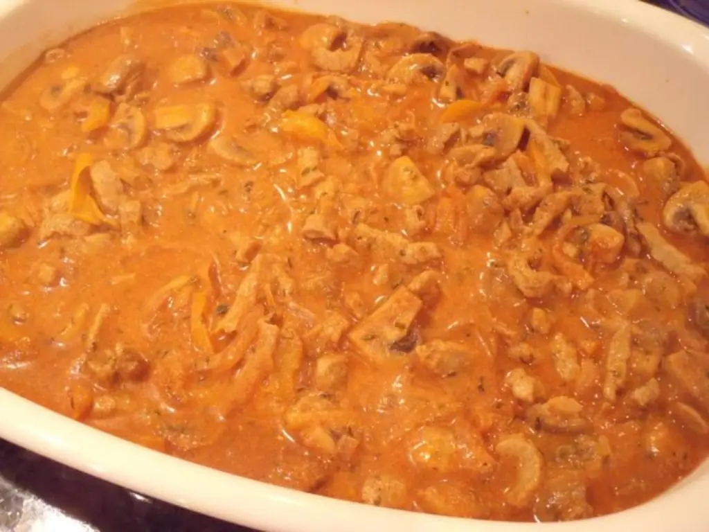 Гирос, запеченный в соусе Метакса с сыром