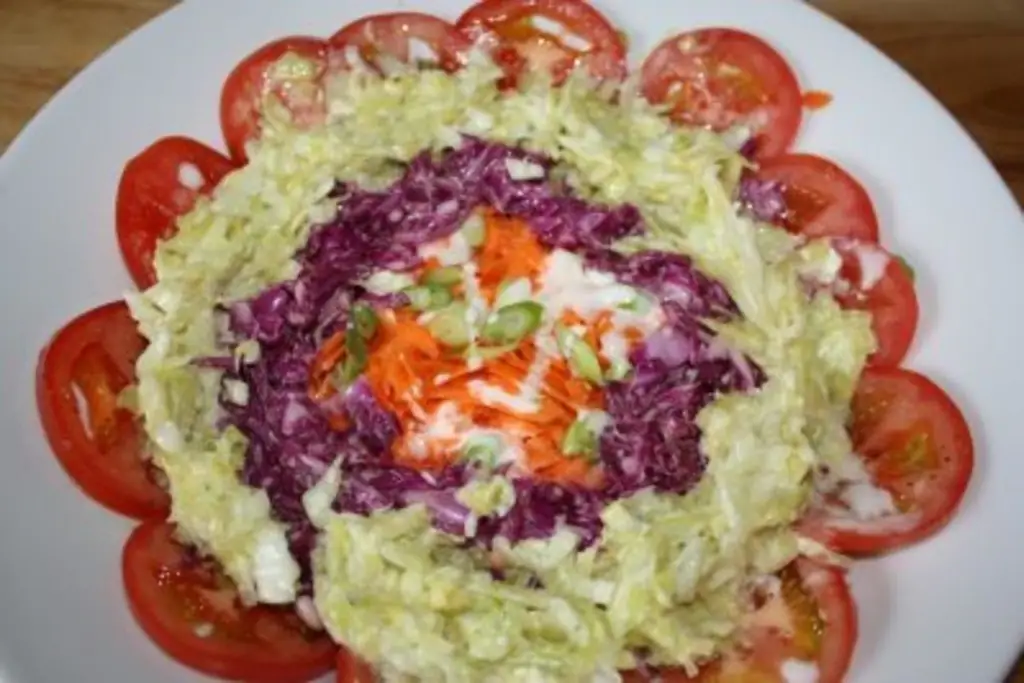 Красочный салат из сырых овощей