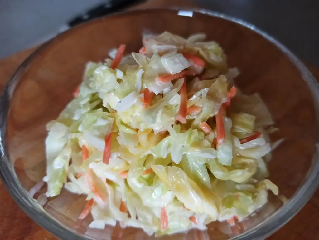 Коулслоу из капусты с морковными полосками