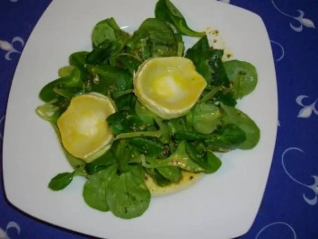 Салат из баранины с жареным козьим сыром