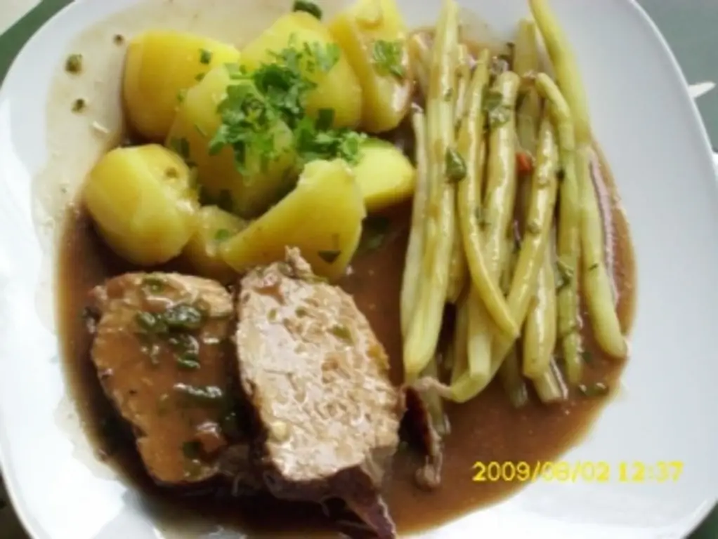 Мясо: Жареная свиная вырезка с фасолью и отварным картофелем