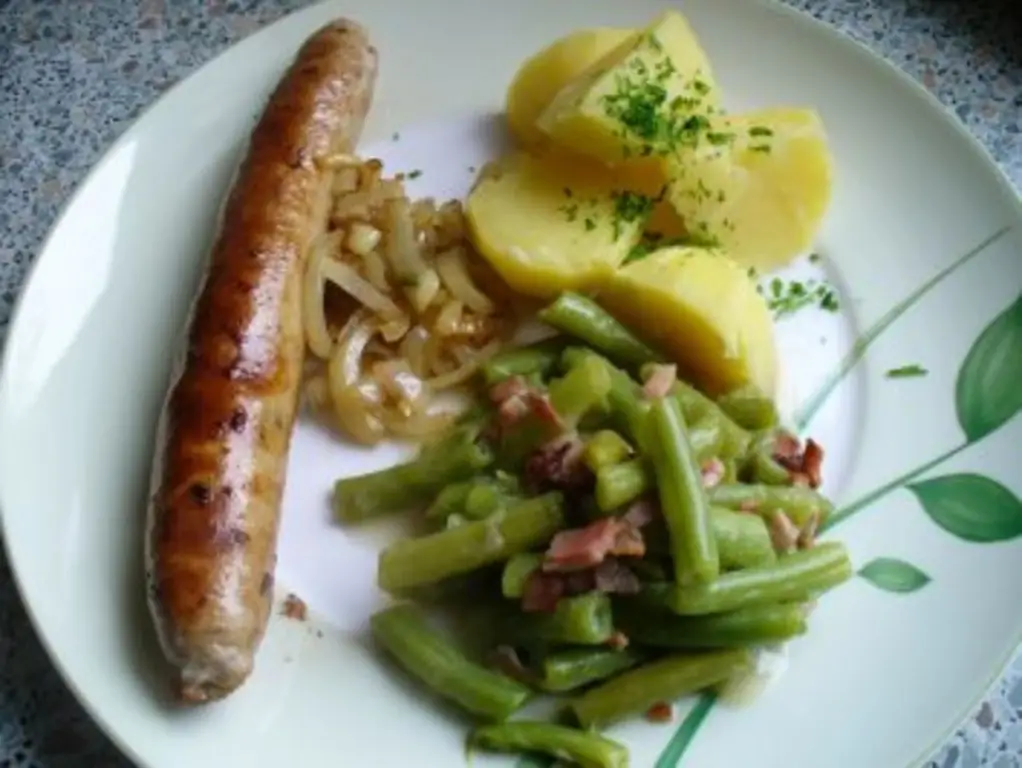 Братвурст и стручковая фасоль