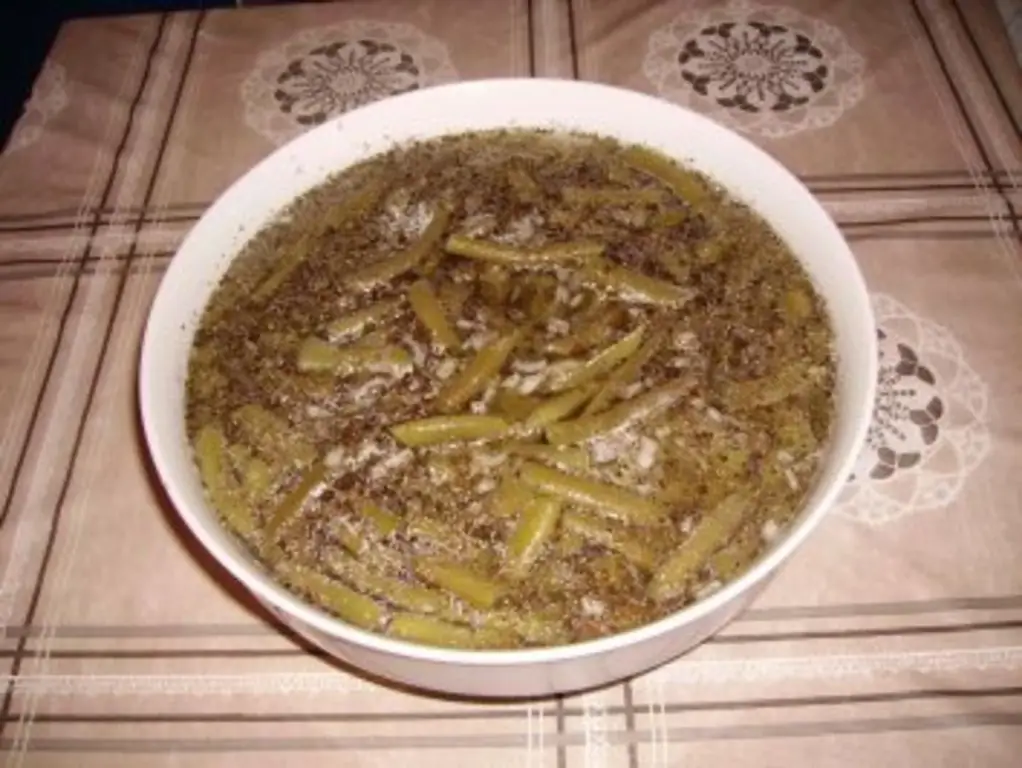 Салат из фасоли со свежей стручковой фасолью и свежим луком