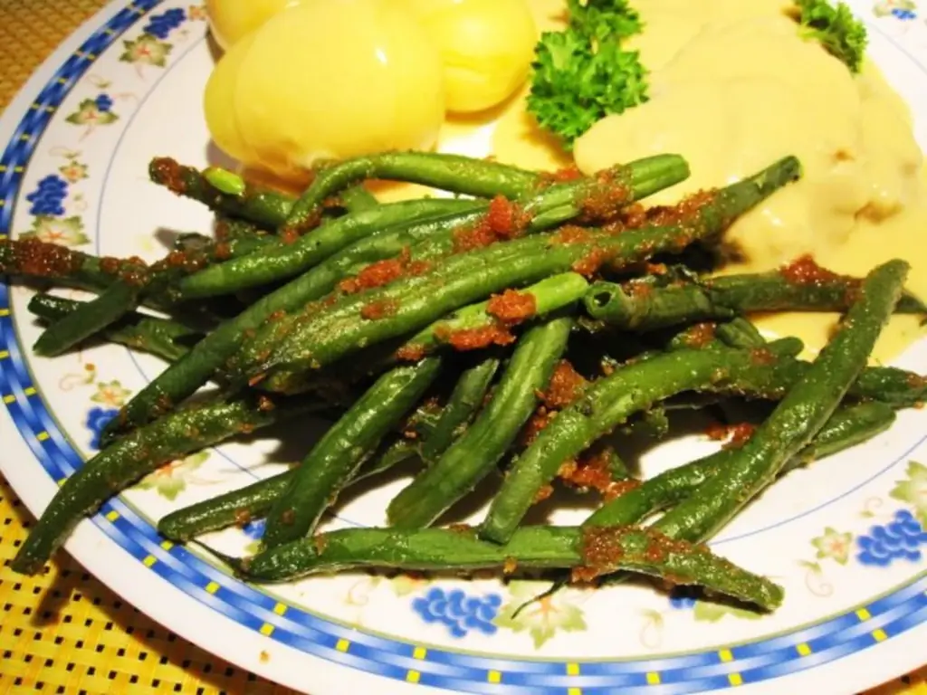 Зеленая фасоль с масляной крошкой