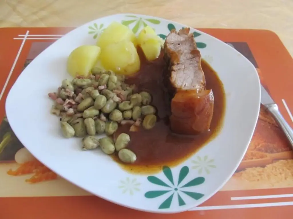 Свиная лопатка с фасолью