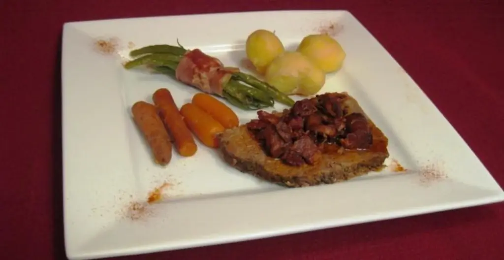 Cowboy Pot Roast с красным картофелем, стручковой фасолью в прошутто