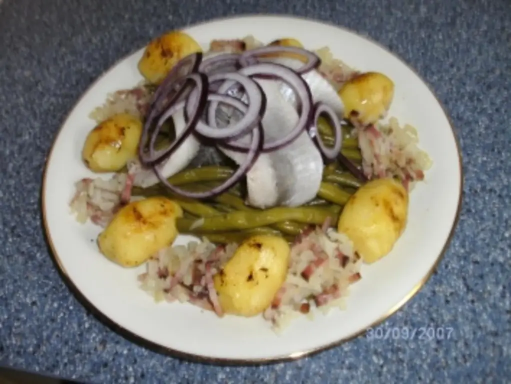 Matjes с фасолью и кусочками бекона