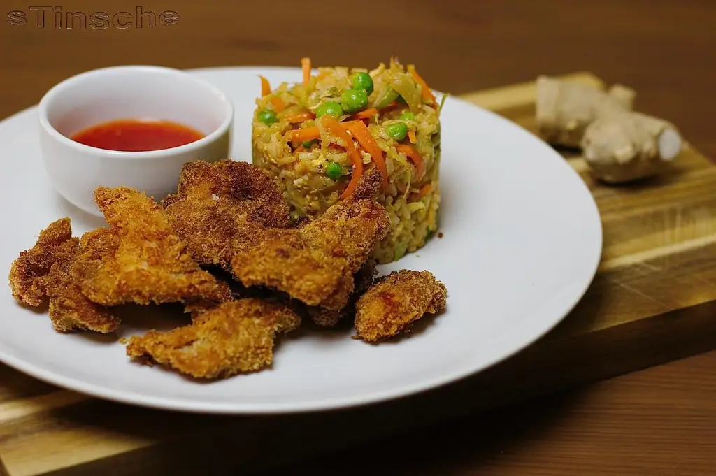 Хрустящая запеченная курица с жареным рисом