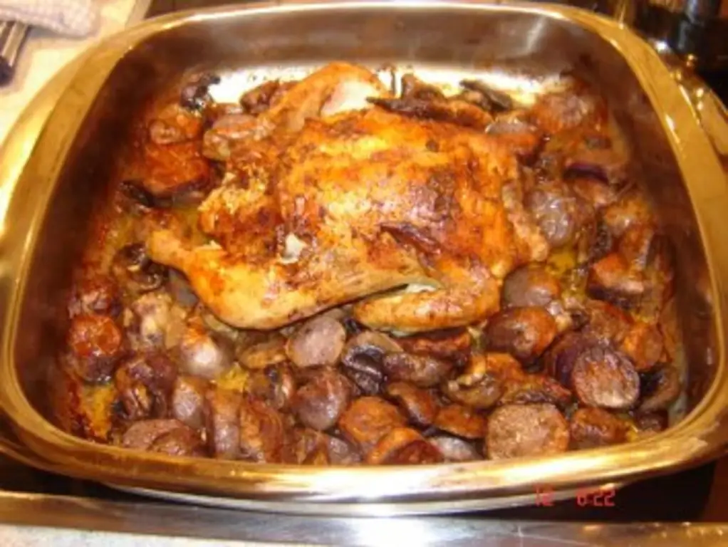 Курица с фиолетовым картофелем и грибами из духовки