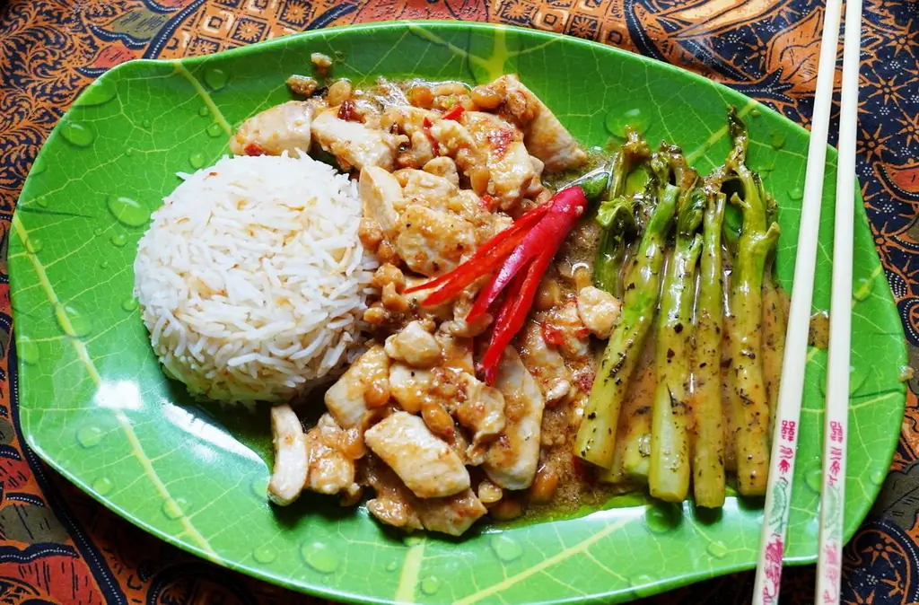 Острая курица с арахисом и кайланом